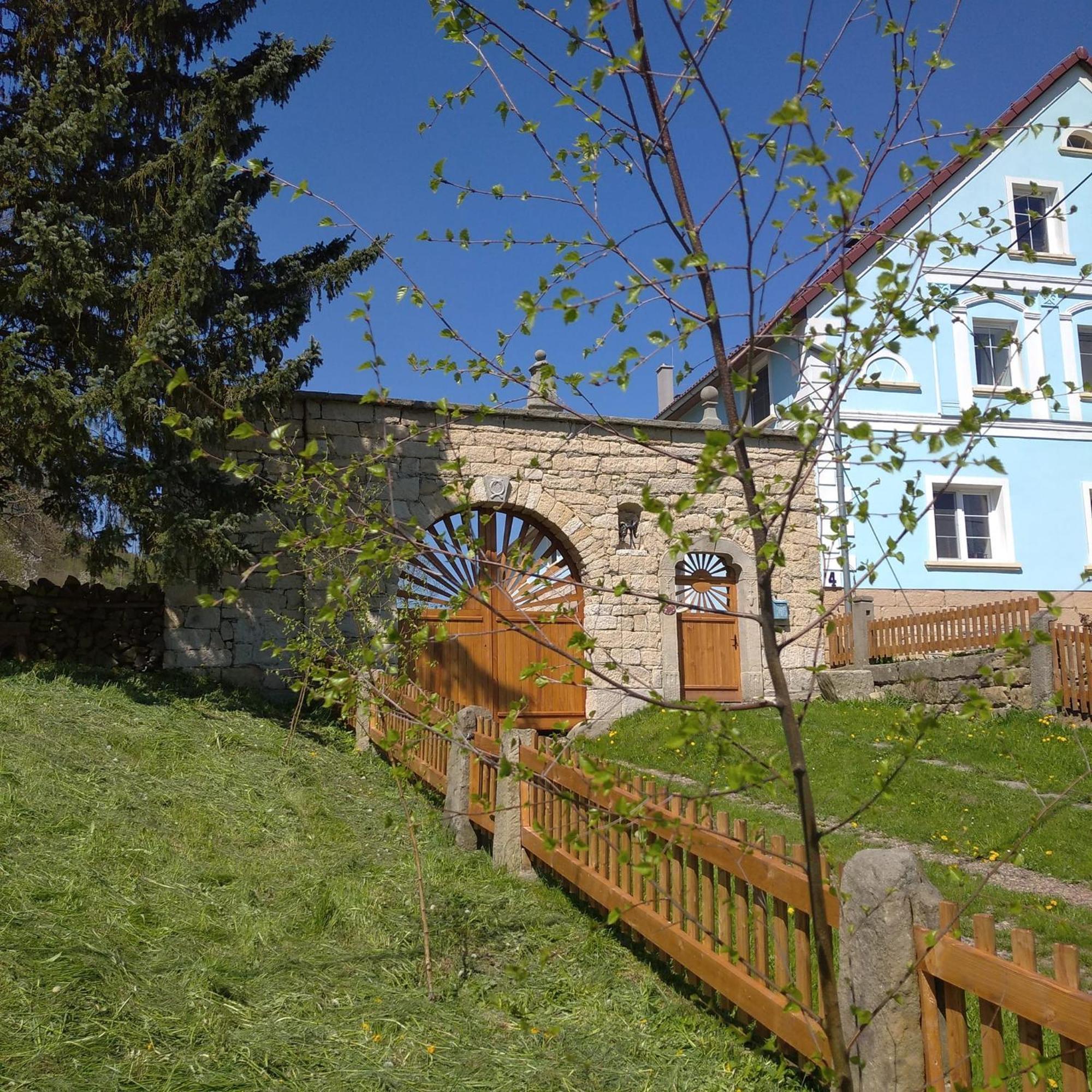 Отель Statek Bily Dvur Machov Экстерьер фото